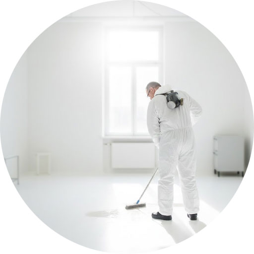 Raymond Schneider reinigt einen Raum